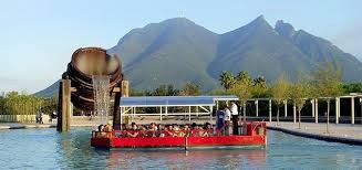 Barco turístico en el Paseo Santa Lucía