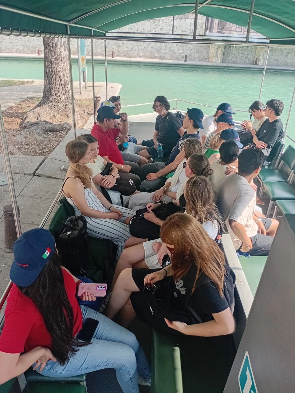 Grupo de turistas en el Paseo Santa Lucía